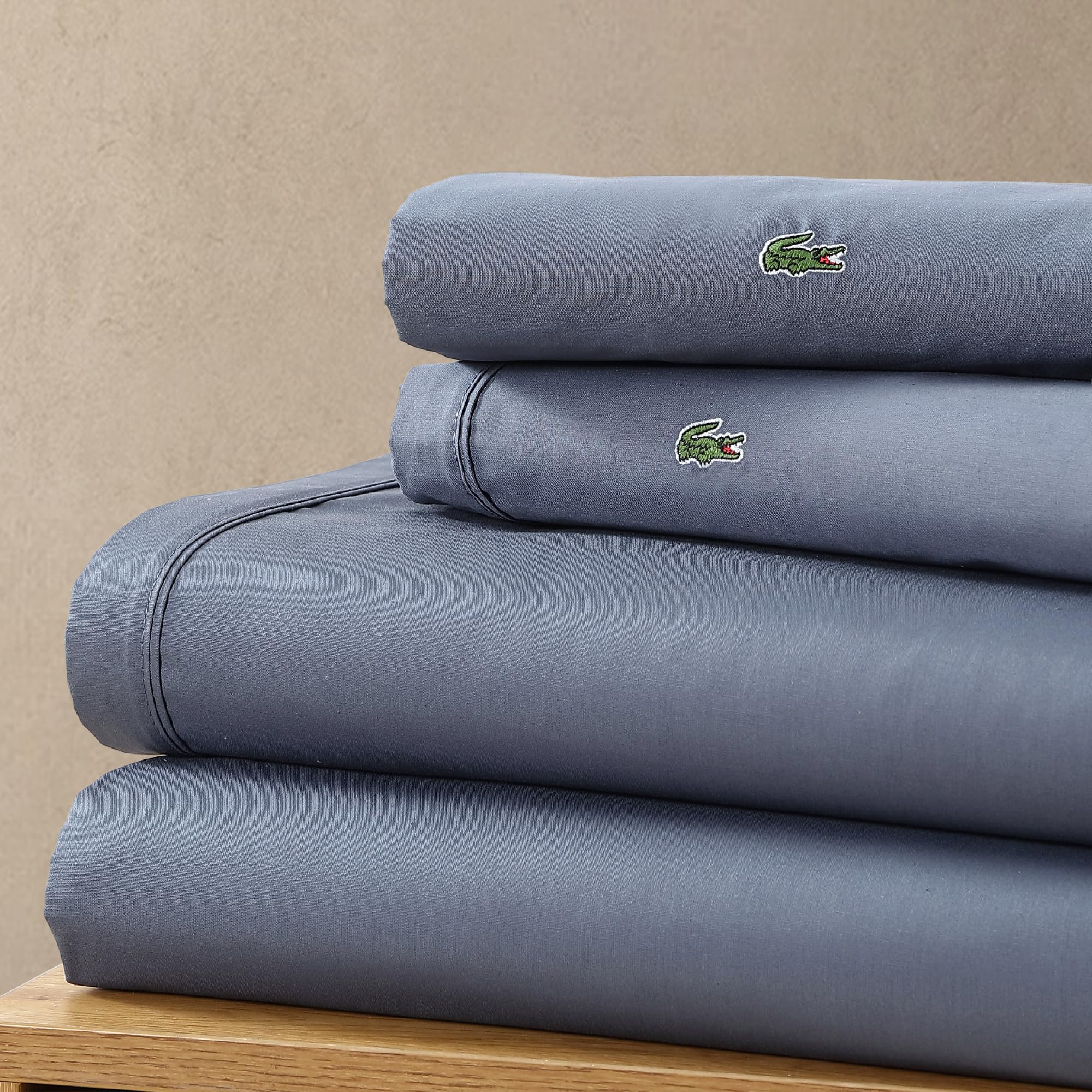 Lacoste lit préparé en contexte lifestyle, ambiance chambre soignée