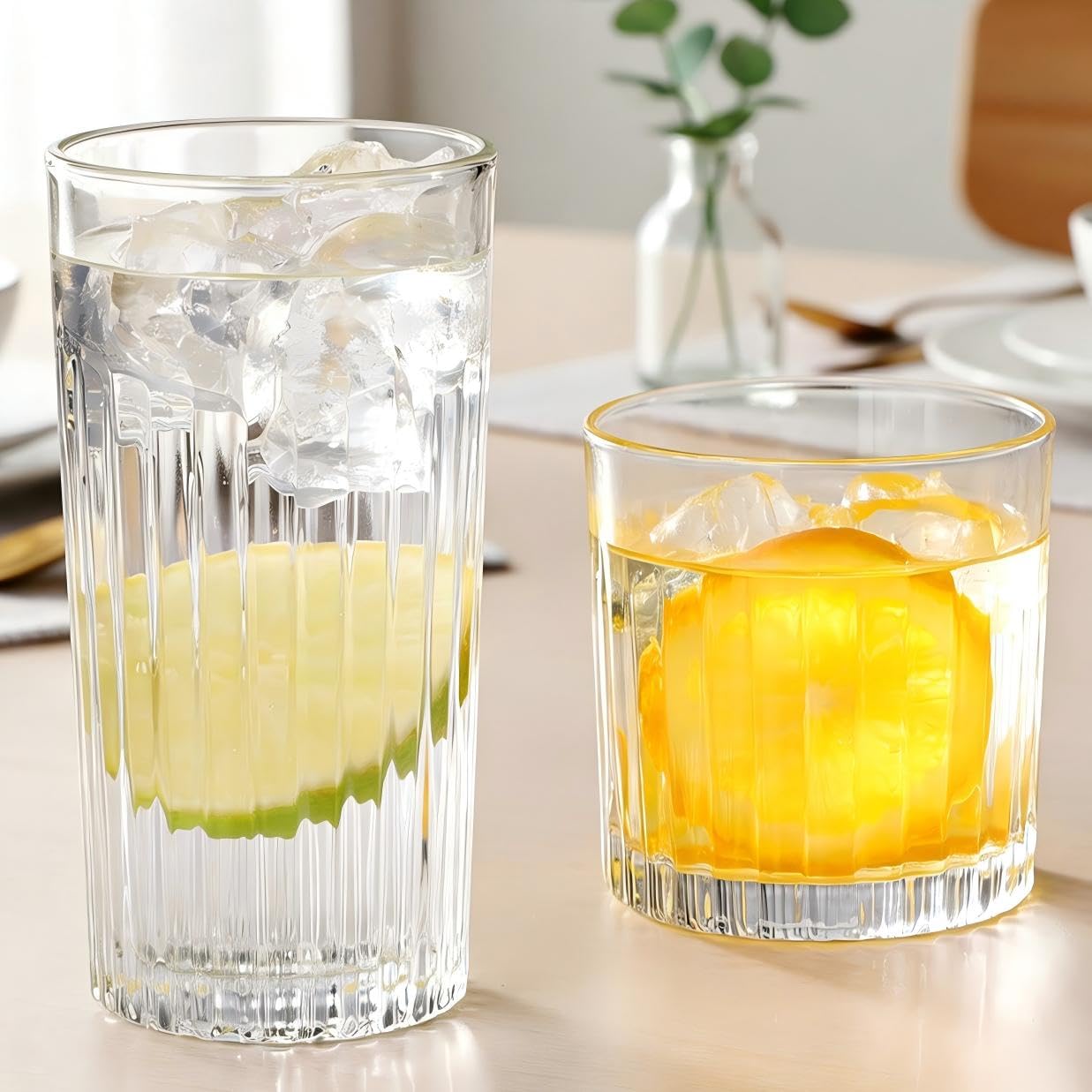 Laerjin verres en situation avec cocktail et glaçons, service élégant