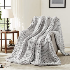 L'AGRATY plaid tricoté main face sur fond neutre, apporte confort visuel