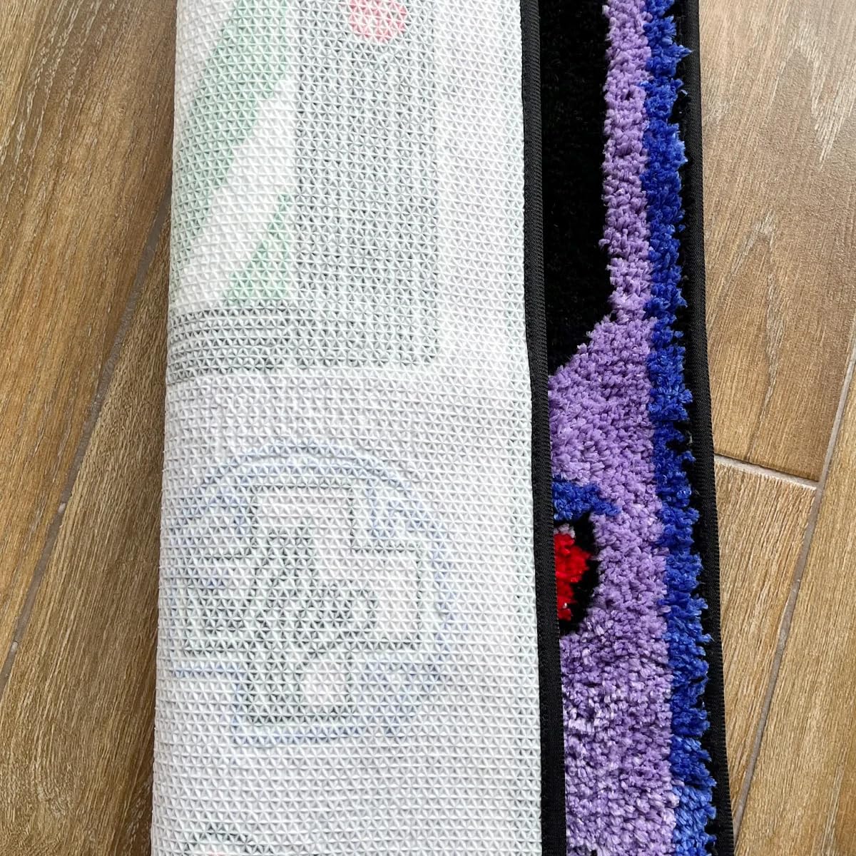 LAKEA tapis posé près d'un bureau gaming pour personnaliser l'espace