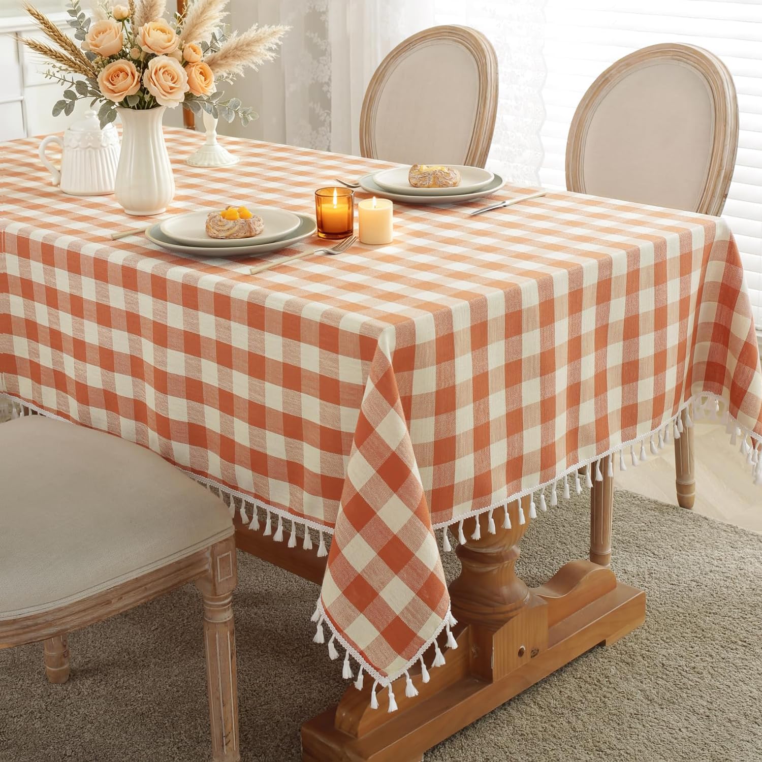 Laolitou nappe face pleine montrant le motif buffalo orange et protection de table