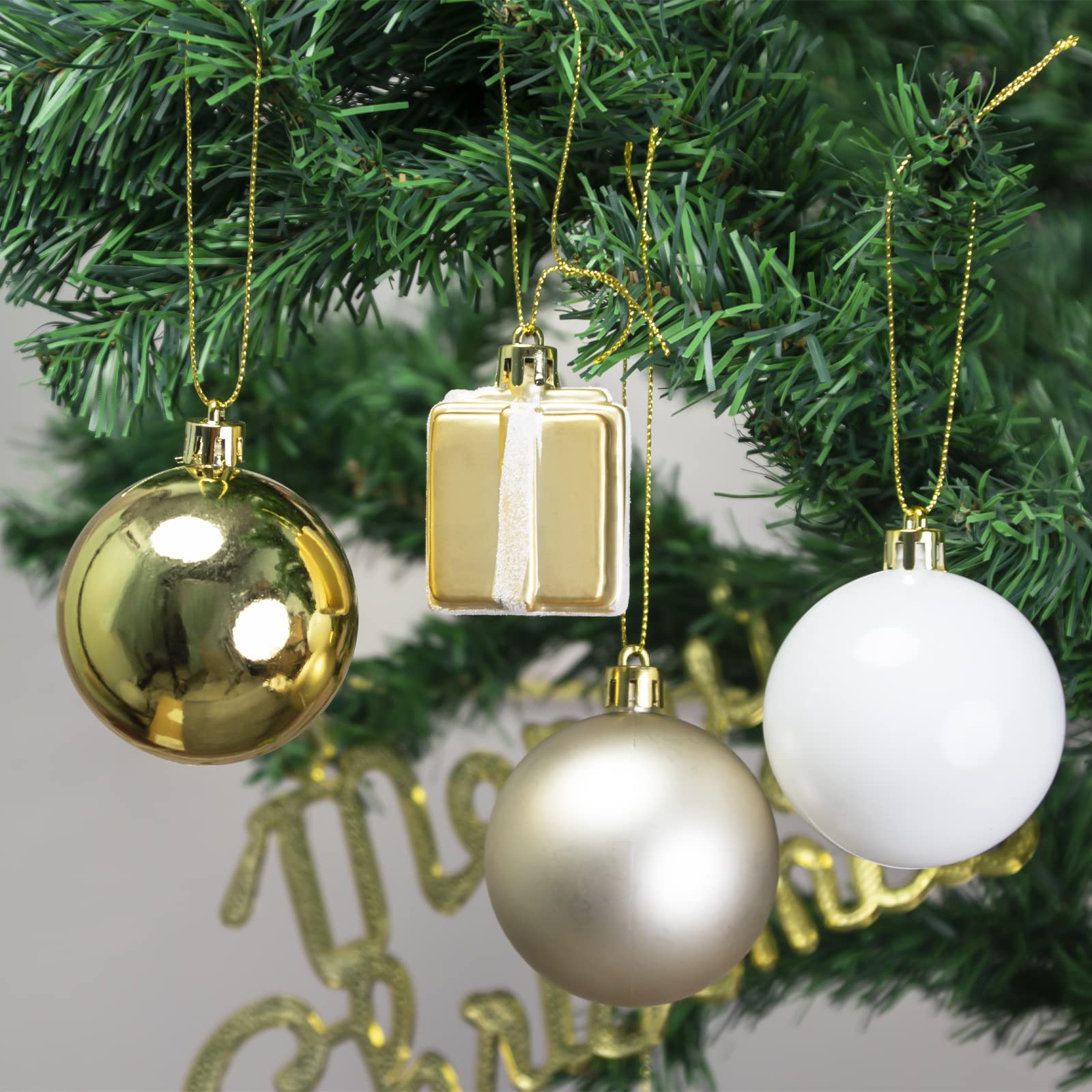 LARAINE ornements suspendus sur sapin apportant ambiance festive