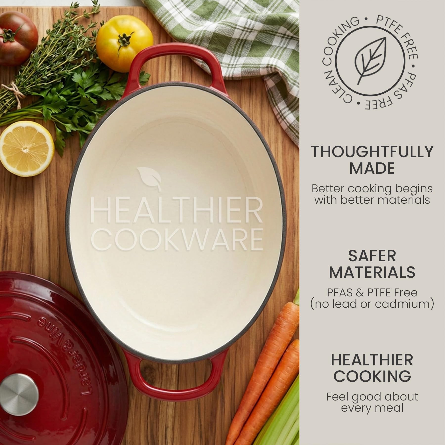 Larder & Vine cocotte à côté d'une assiette pour visualiser la capacité