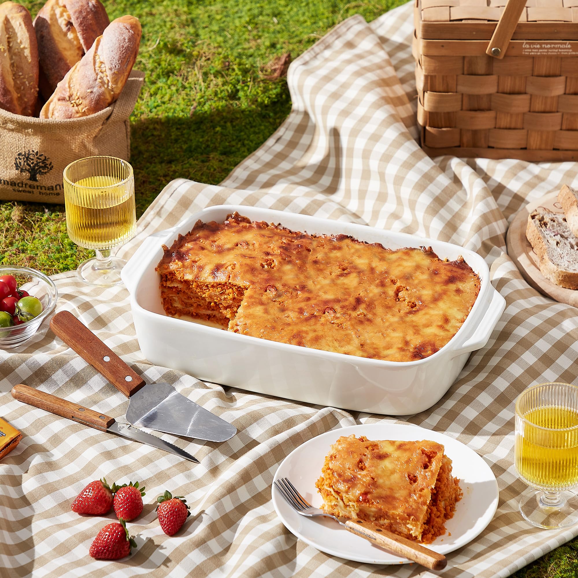 Lareina plat à gratin à côté d'un ustensile pour visualiser la taille utile