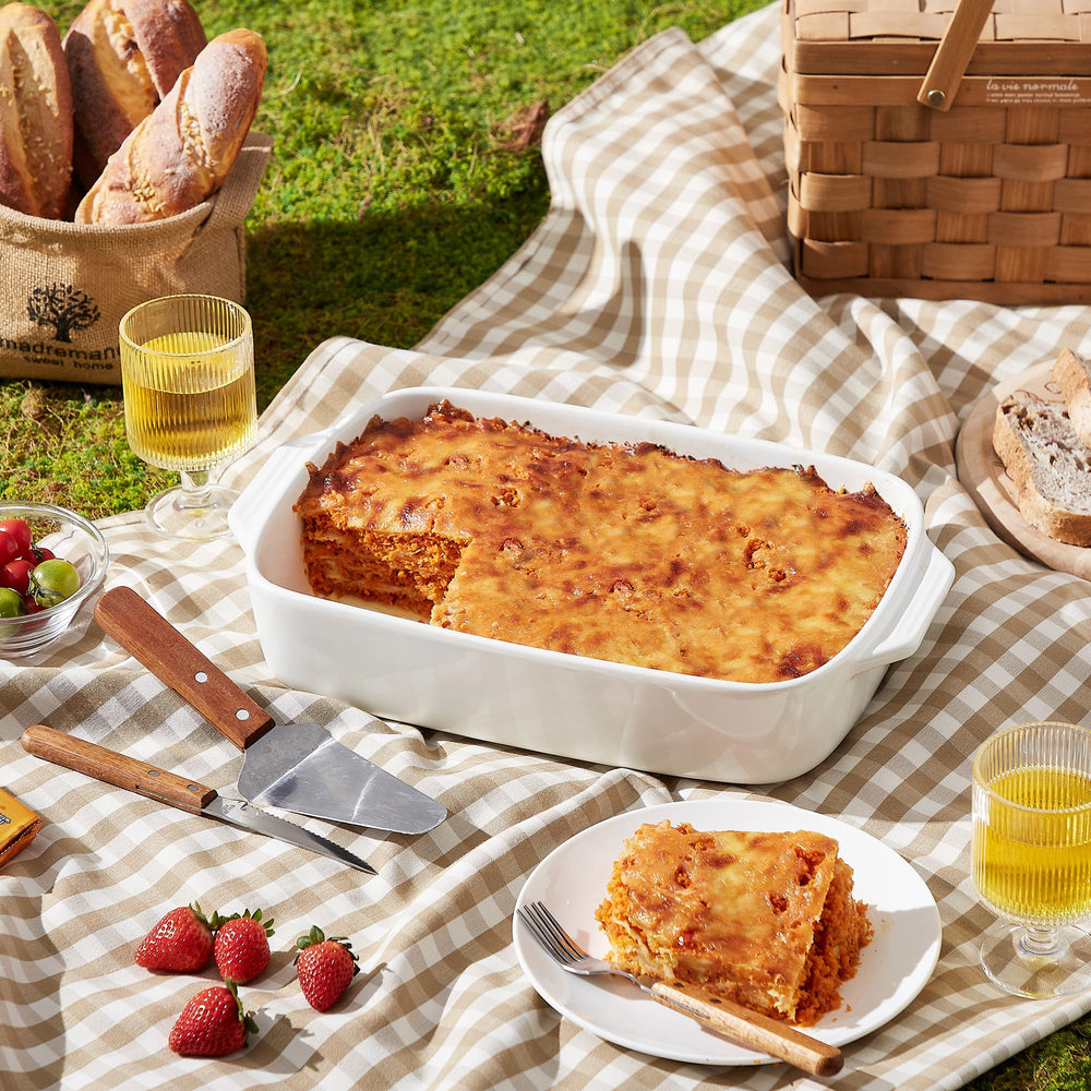 Lareina plat à gratin à côté d'un ustensile pour visualiser la taille utile