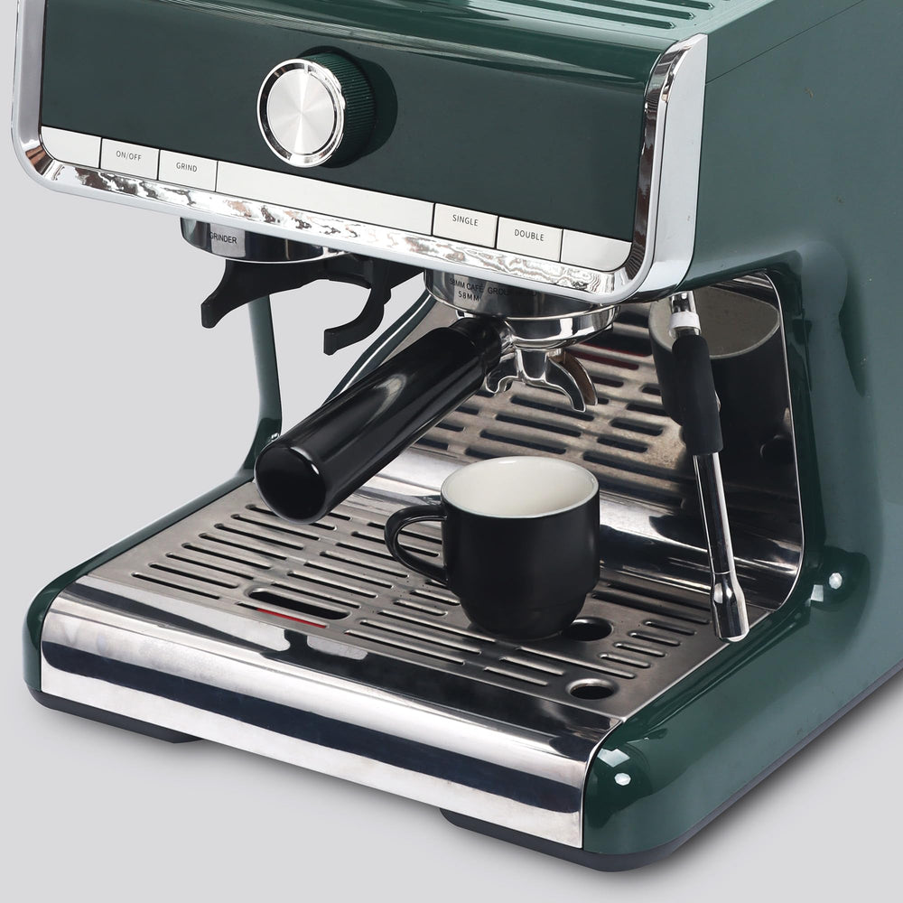 Lareina tasse en main montrant l’échelle et la prise confortable