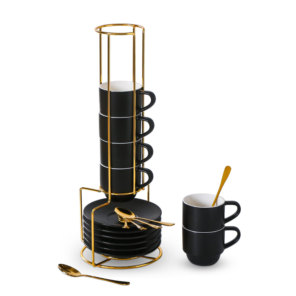 Lareina tasse espresso devant montrant l’ensemble et gain de place