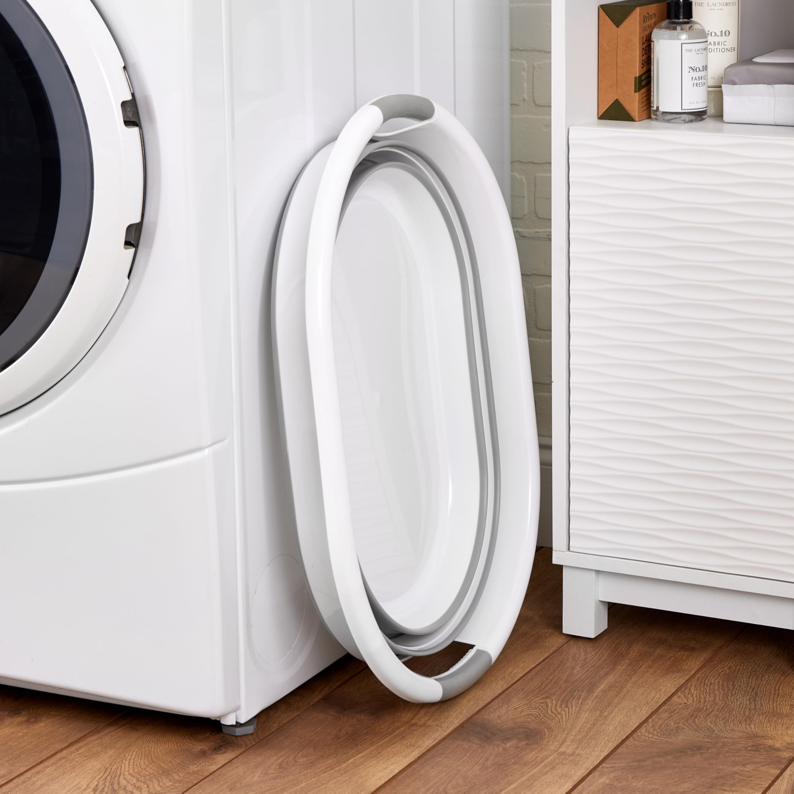 Laundry 360 comparaison de taille à côté d’une chaise pour évaluer l’échelle