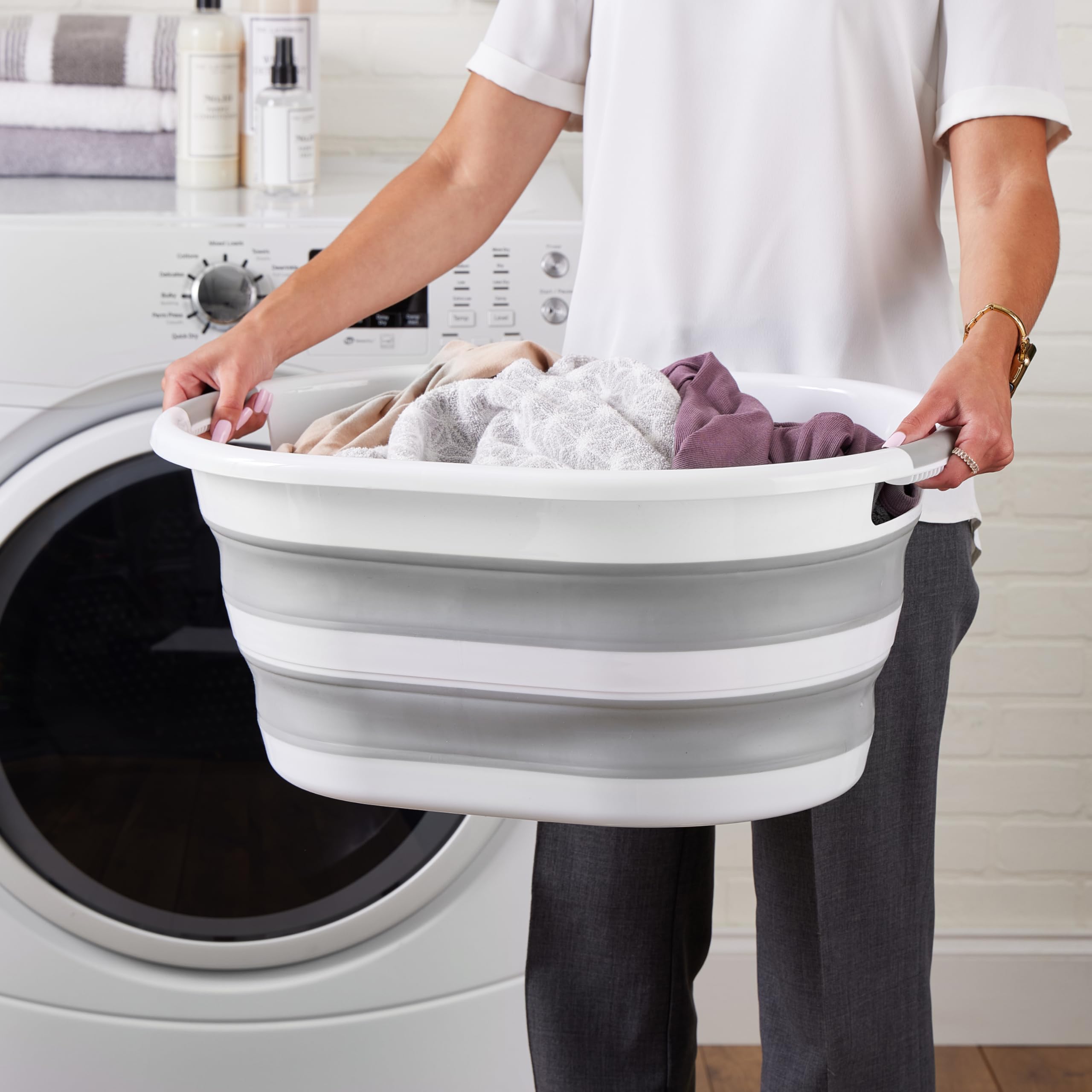 Laundry 360 panier rempli de linge posé dans une chambre, solution polyvalente