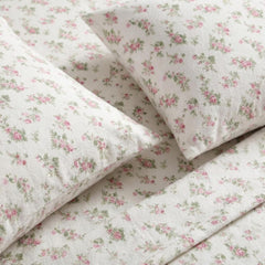 Laura Ashley lit fait avec les draps Audrey Pink illustrant confort et style