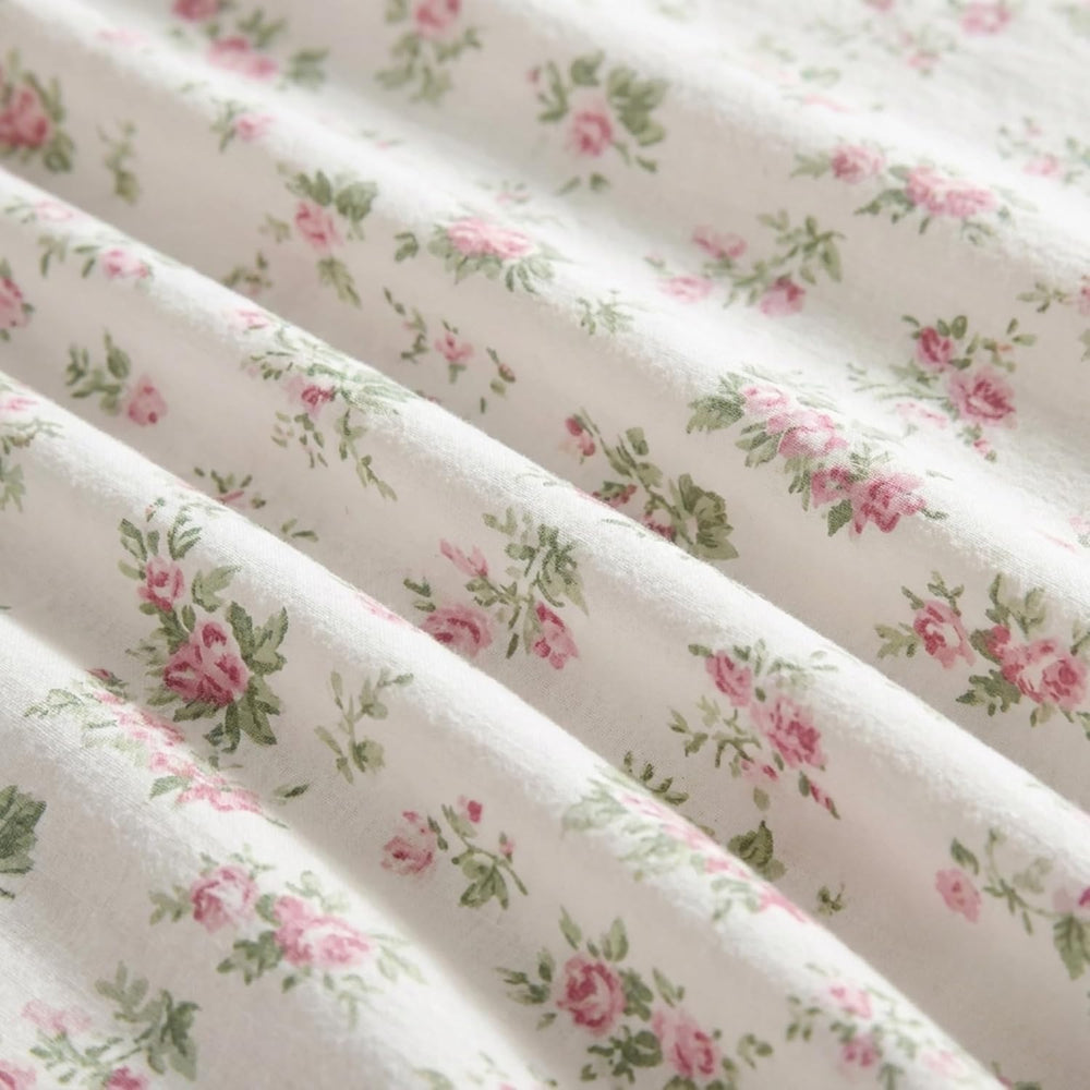 Laura Ashley taie d’oreiller Audrey Pink en gros plan pour toucher soyeux