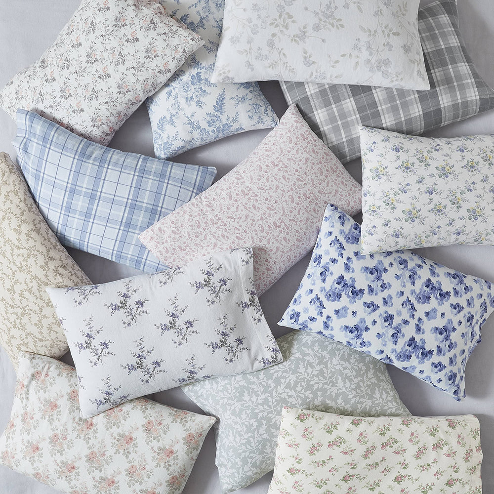 Laura Ashley lit mis en scène dans une chambre montrant l'esthétique et l'ambiance cosy