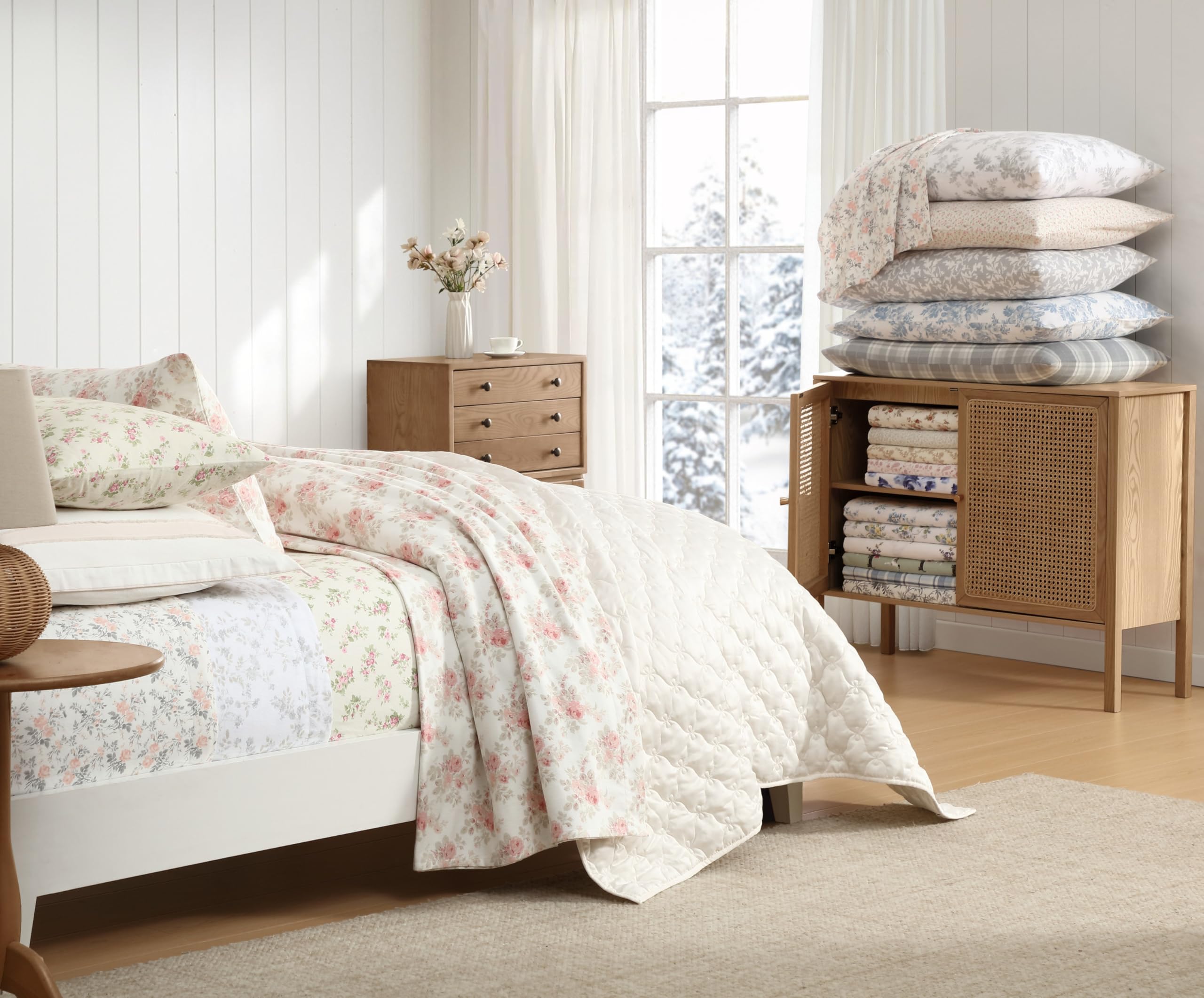 Laura Ashley vue échelle près du matelas montrant l'ajustement Queen précis