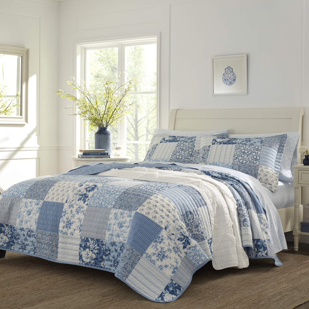 Laura Ashley couette face montrant motif patchwork paisley et finition soignée