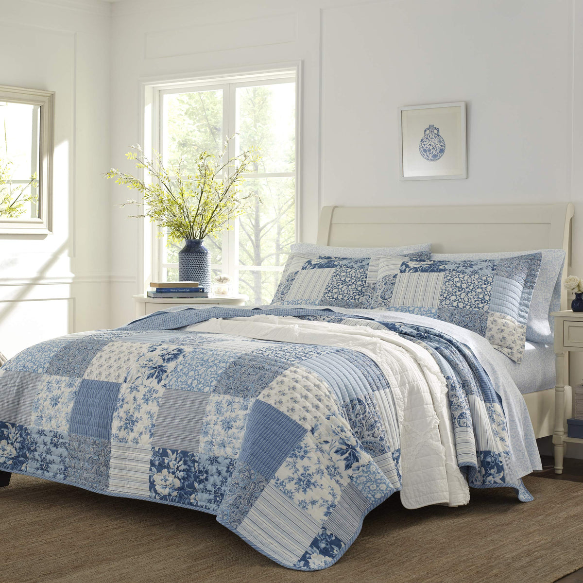 Laura Ashley couette face montrant motif patchwork paisley et finition soignée
