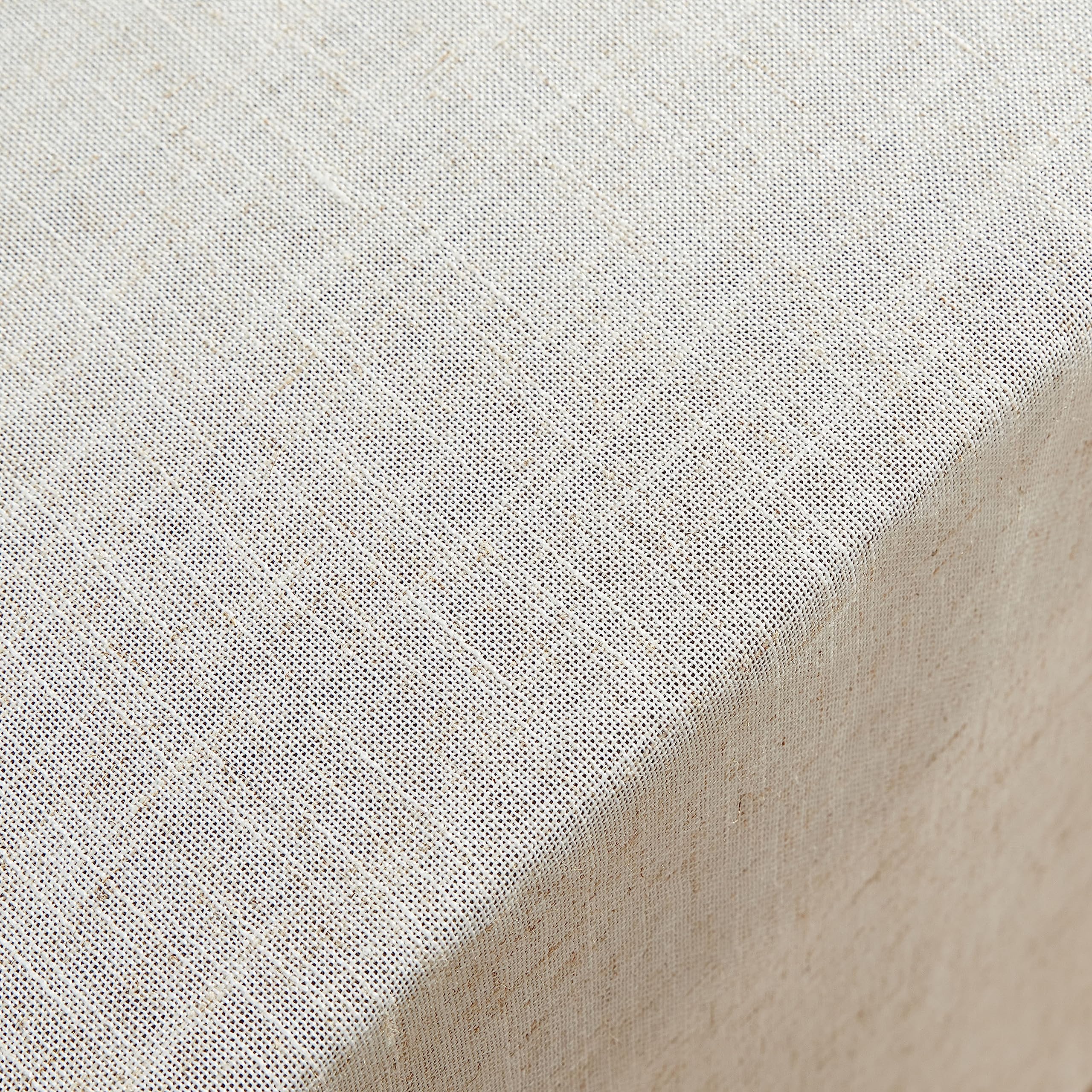 Angle montrant retombée Laura Ashley Dothan sur table, finition soignée protectrice