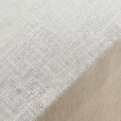 laura ashley nappe dressée avec vaisselle, présente une table prête pour invités