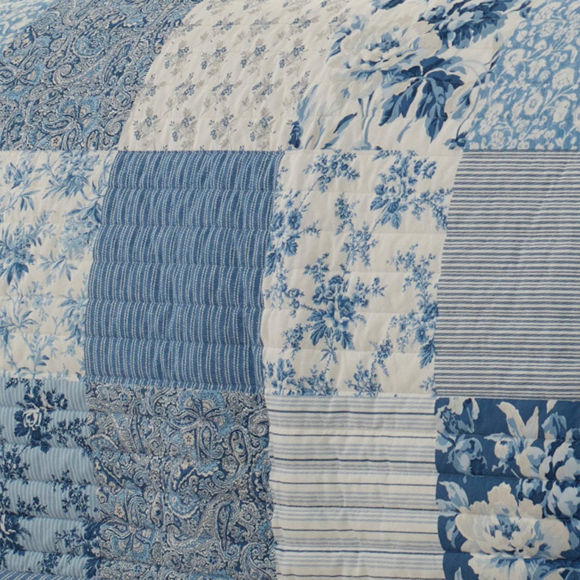 Laura Ashley couette installée sur lit pour décoration chambre accueillante