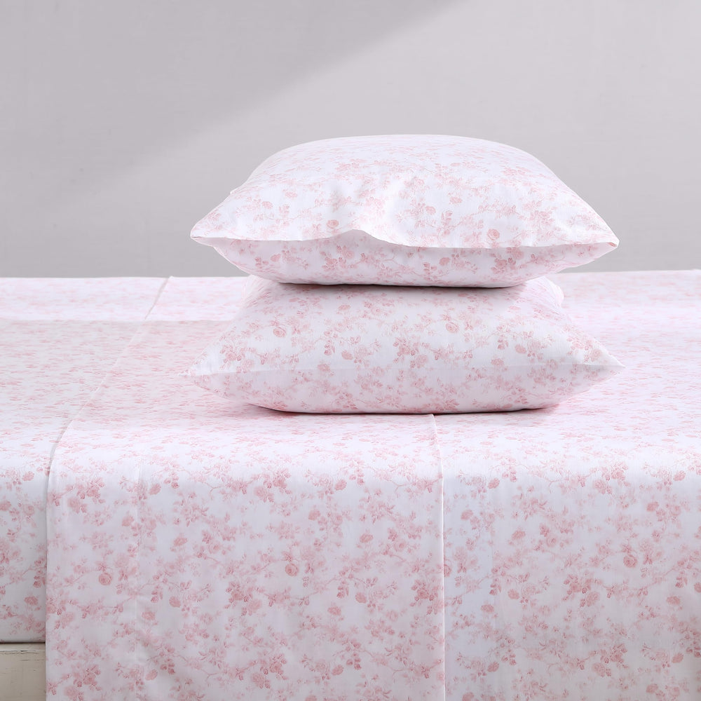 Laura Ashley gros plan du motif floral rose apportant charme vintage