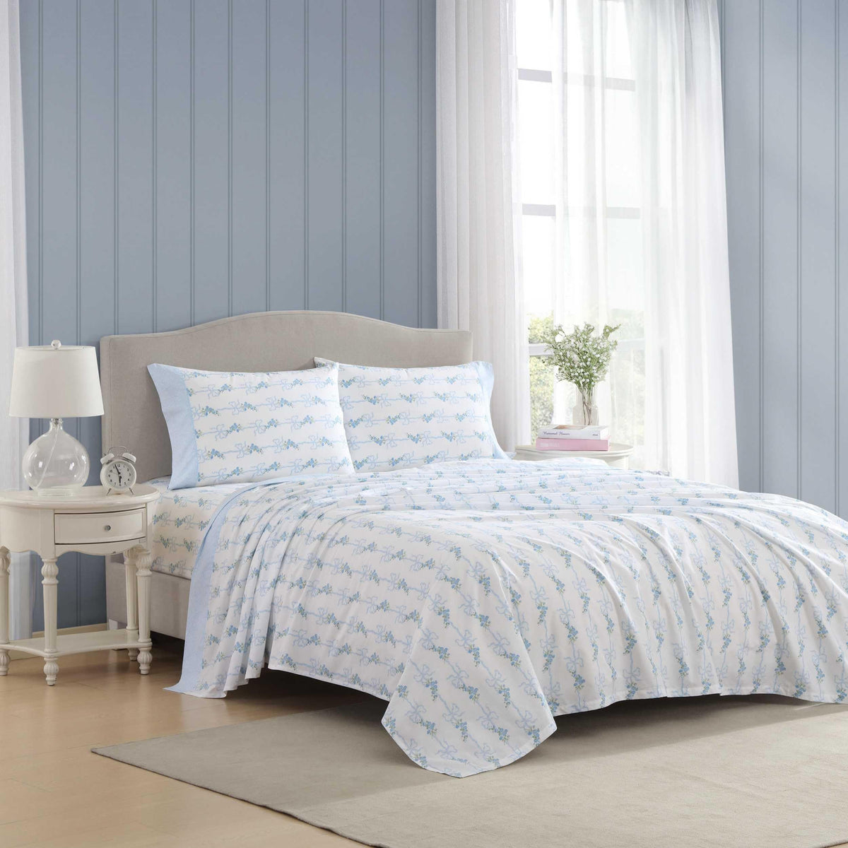 Laura Ashley vue avant de la parure queen, finition élégante et confortable