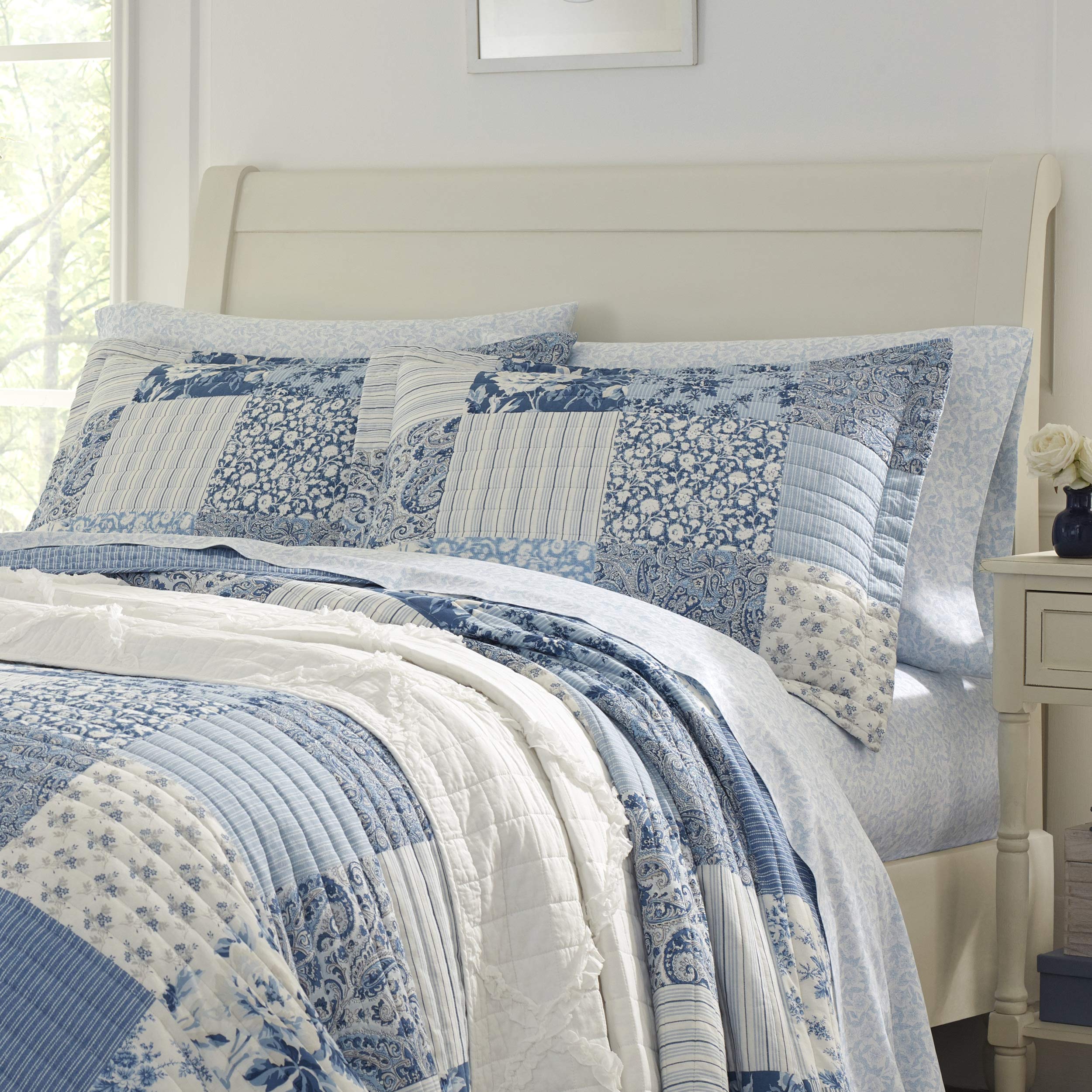 Laura Ashley plan rapproché des motifs paisley montrant couleurs et contraste