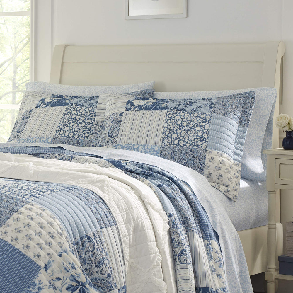 Laura Ashley plan rapproché des motifs paisley montrant couleurs et contraste