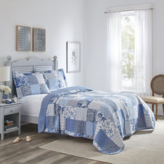 Laura Ashley gros plan recto patchwork montrant motifs floraux et rayures coordonnées