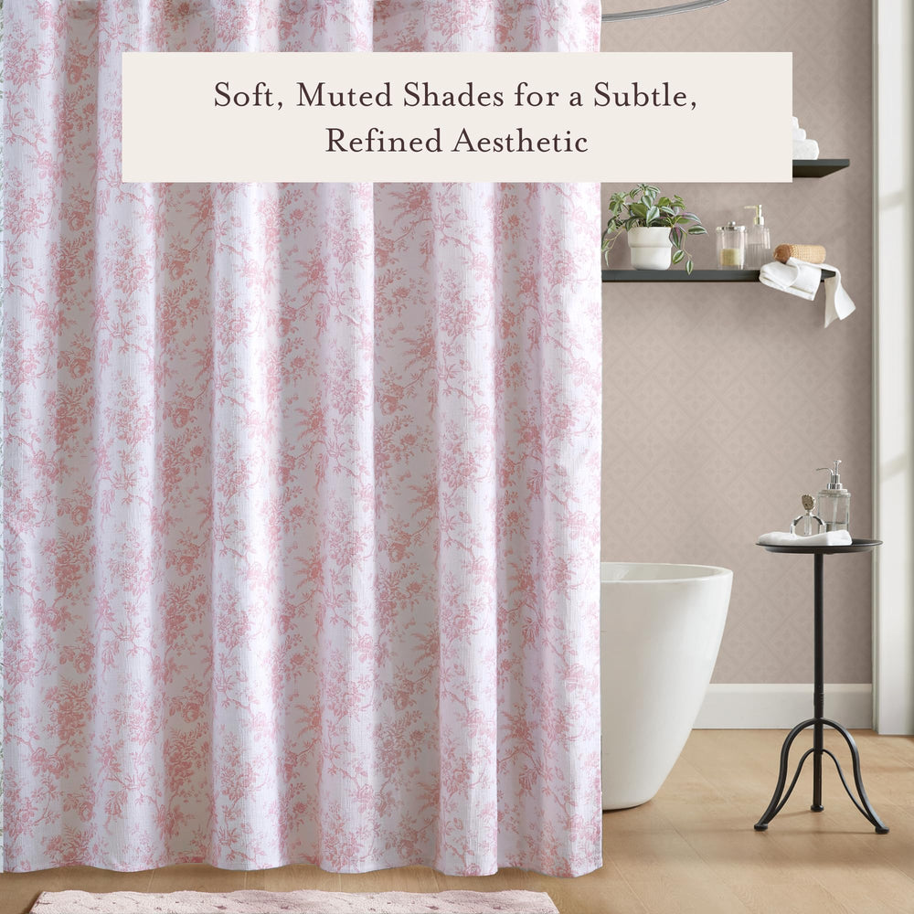 Laura Ashley rideau installé en salle de bains montrant harmonie déco