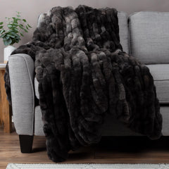 Lavish Home plaid drapé sur canapé créant coin chaleureux