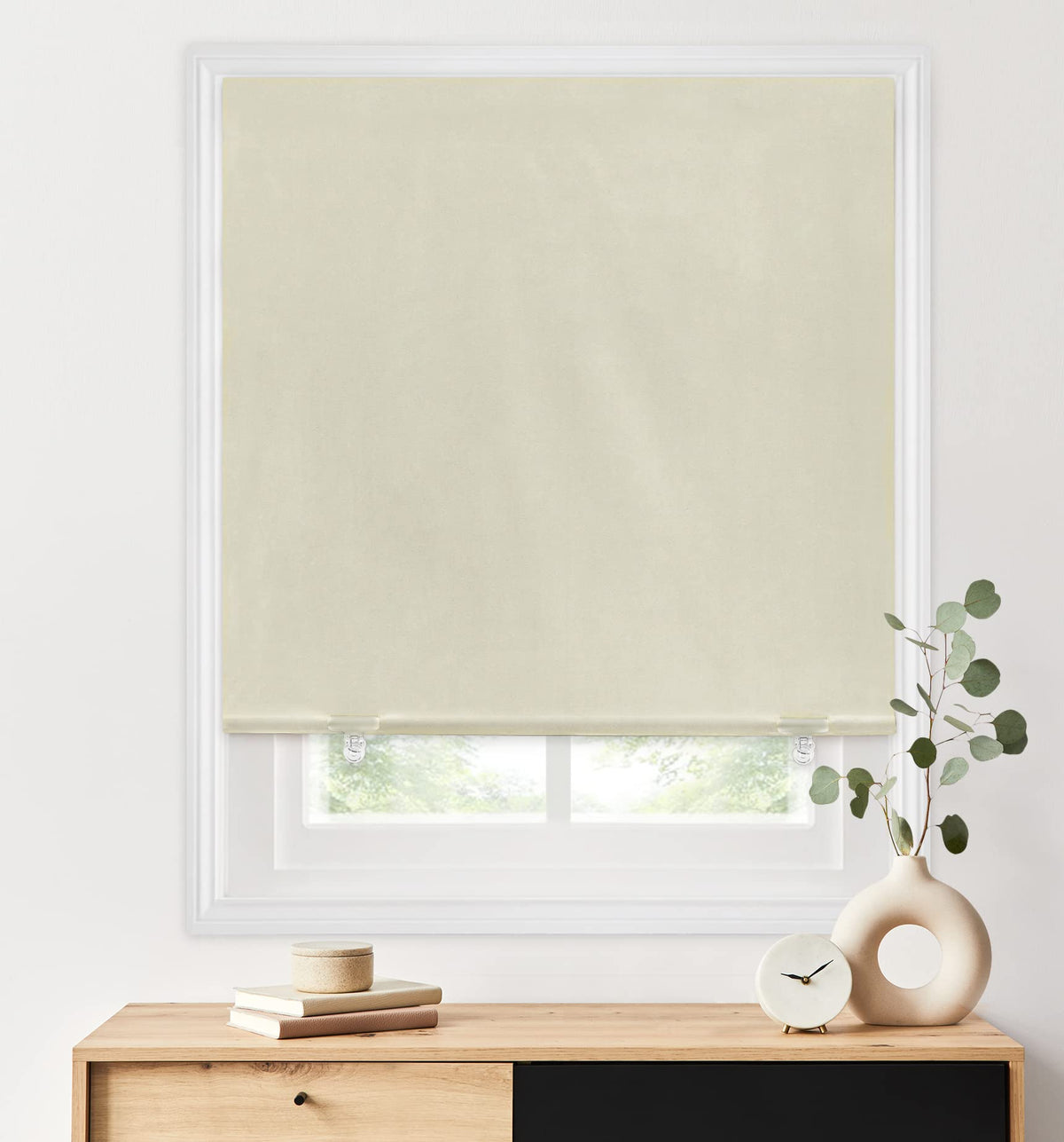 LazBlinds vue avant du store rouleau crème montrant finition nette et intimité
