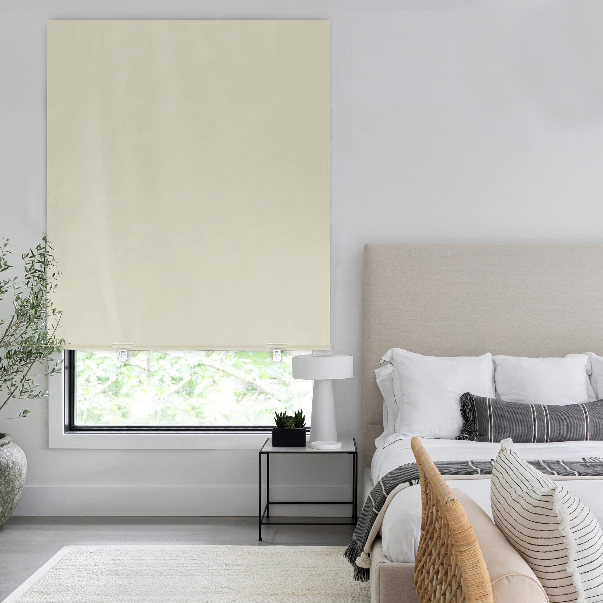 LazBlinds store installé en chambre réduisant lumière et assurant intimité