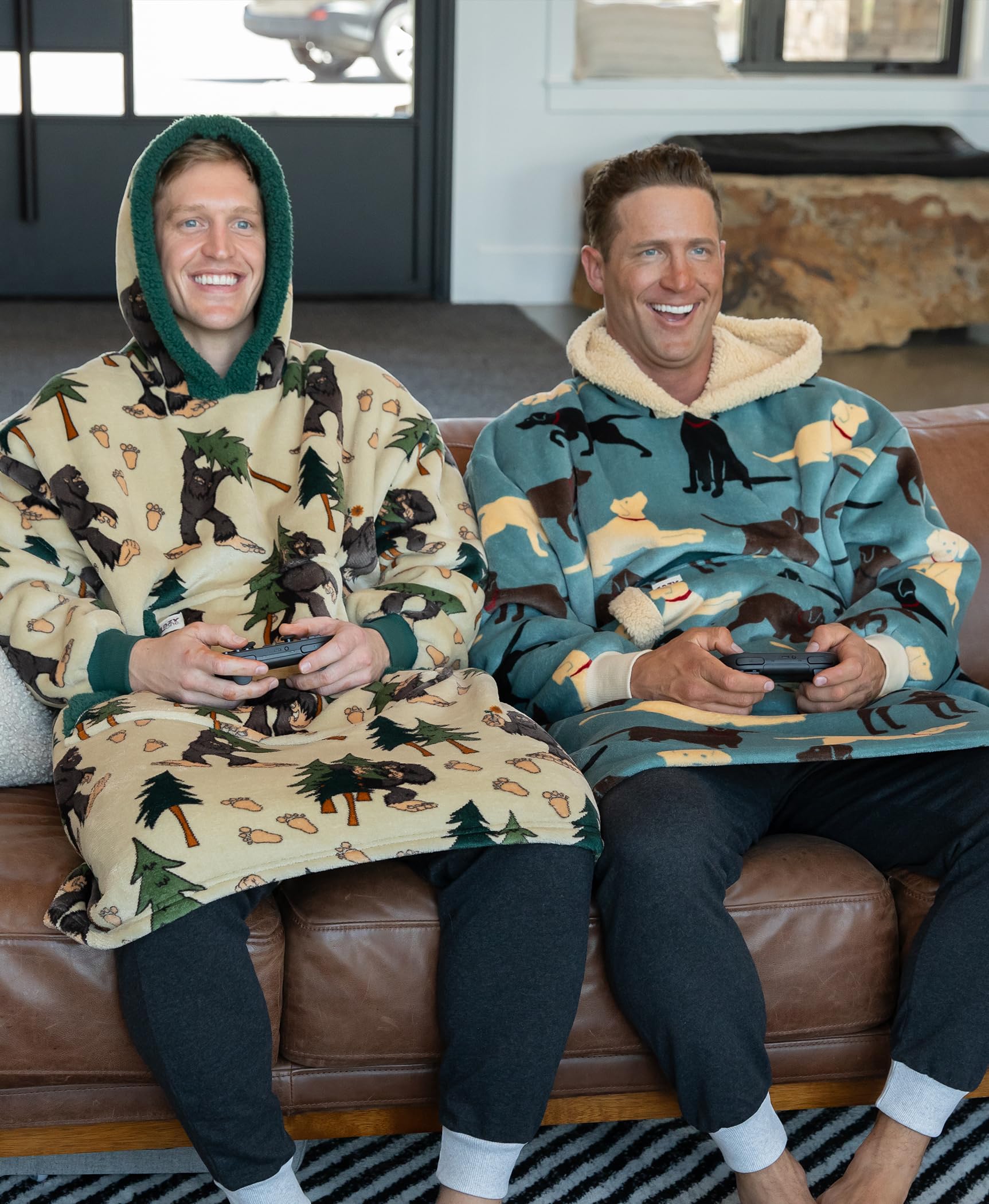 Lazy One Bigfoot gros plan sur la texture coral fleece montrant douceur