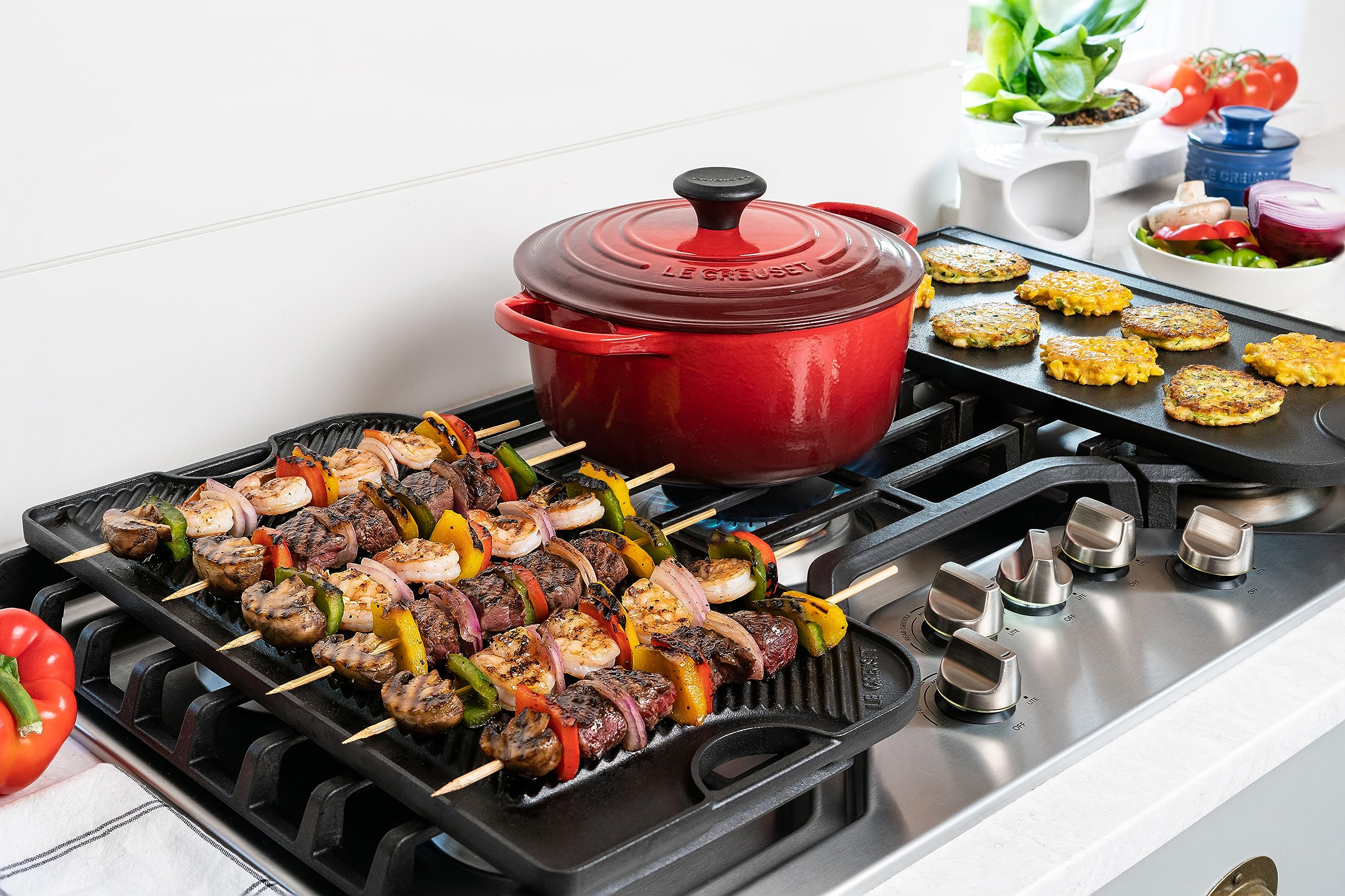 Le Creuset beurrier comparaison de taille à côté d'une tasse pour évaluer capacité