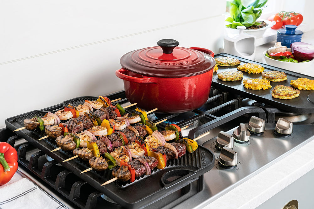Le Creuset beurrier comparaison de taille à côté d'une tasse pour évaluer capacité