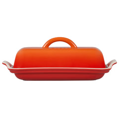 Le Creuset beurrier Heritage comparaison d'échelle avec une main pour taille pratique