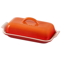Le Creuset beurrier Heritage face avant montrant la couleur Flame et présentation élégante