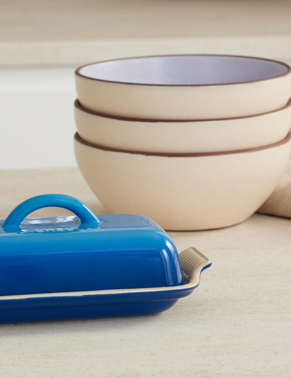 Le Creuset beurrier Heritage Marseille gros plan du couvercle et glaçure résistante