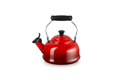 Le Creuset bouilloire vue avant cerise apportant couleur et efficacité