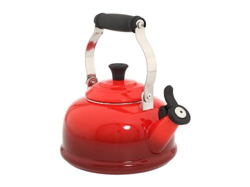 Le Creuset bouilloire à côté d'une tasse montrant l'échelle et la capacité