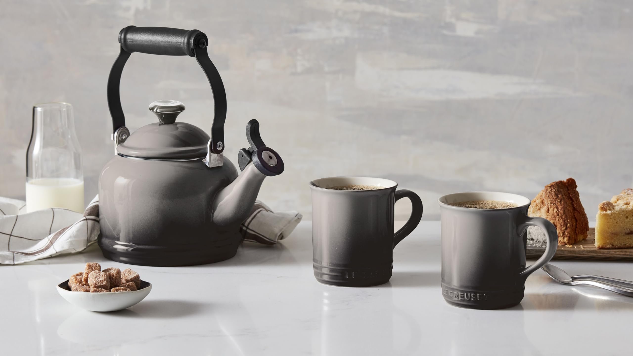 Le Creuset bouilloire à côté d'une tasse pour comparer la capacité 1,25 qt