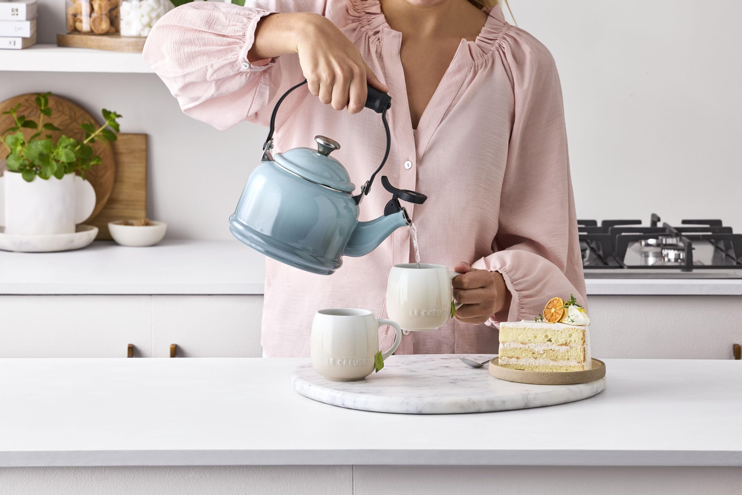 Le Creuset bouilloire posée sur un plan de travail style cuisine, apporte couleur et fonctionnalité