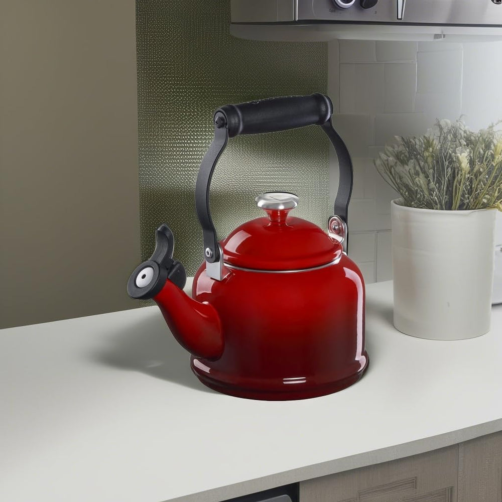 Le Creuset bouilloire Demi détail du bouton en inox embossé, finition durable