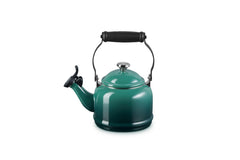 Le Creuset gros plan émail, texture résistante et finition brillante pour durabilité