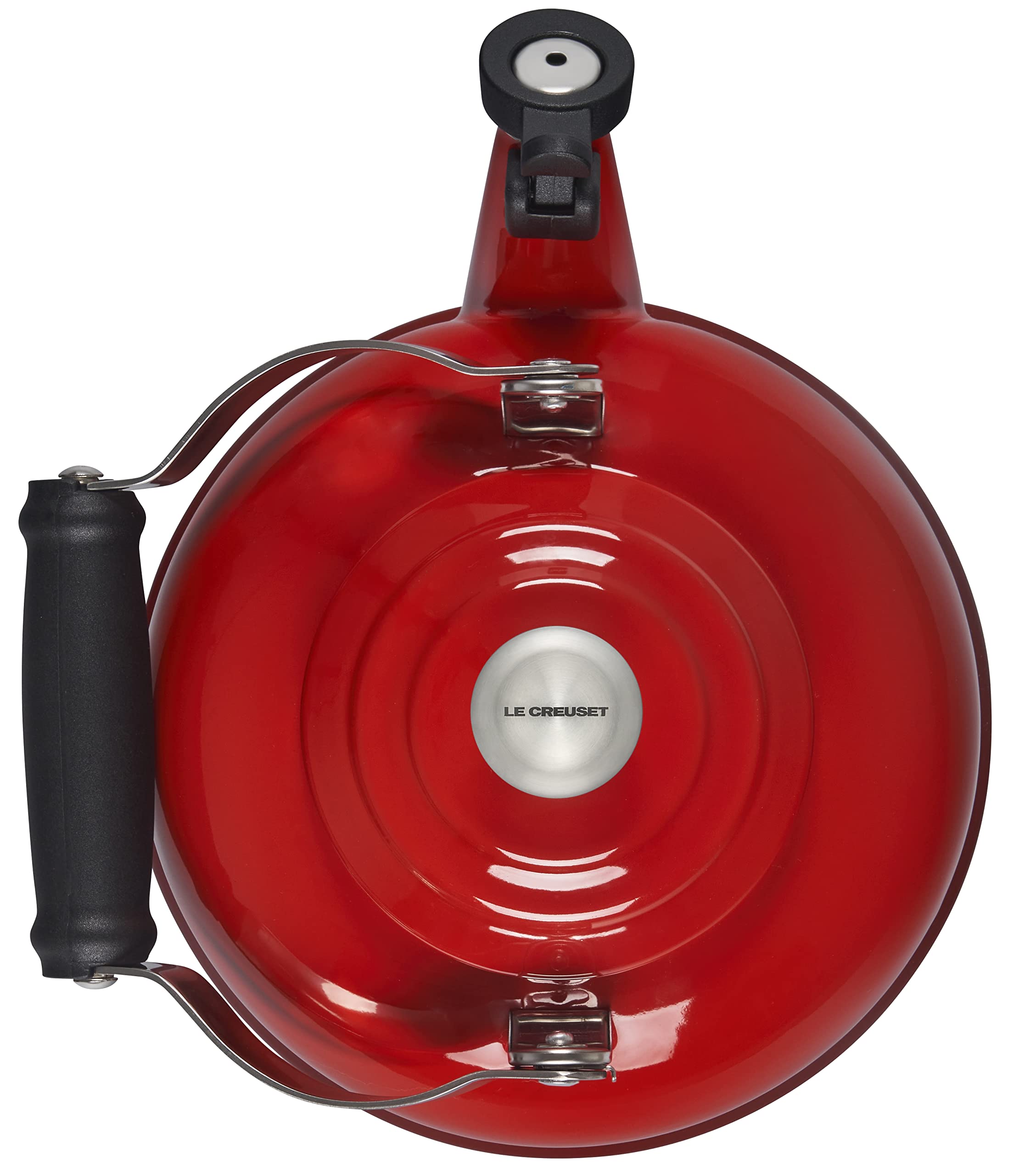Le Creuset bouilloire en usage versant de l'eau pour thé rapidement