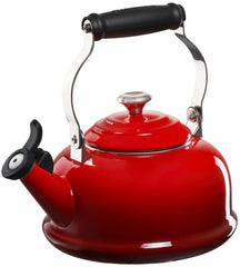 Le Creuset bouilloire face Cerise montrant la silhouette et la couleur vive
