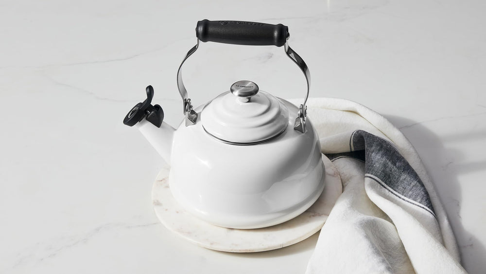 Le Creuset bouilloire Marseille à côté d'une tasse pour comparer la capacité 1,7 L