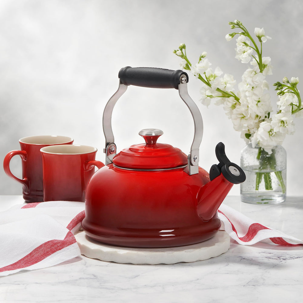 Le Creuset bouilloire Marseille en usage sur plaque, chauffe rapide et pratique