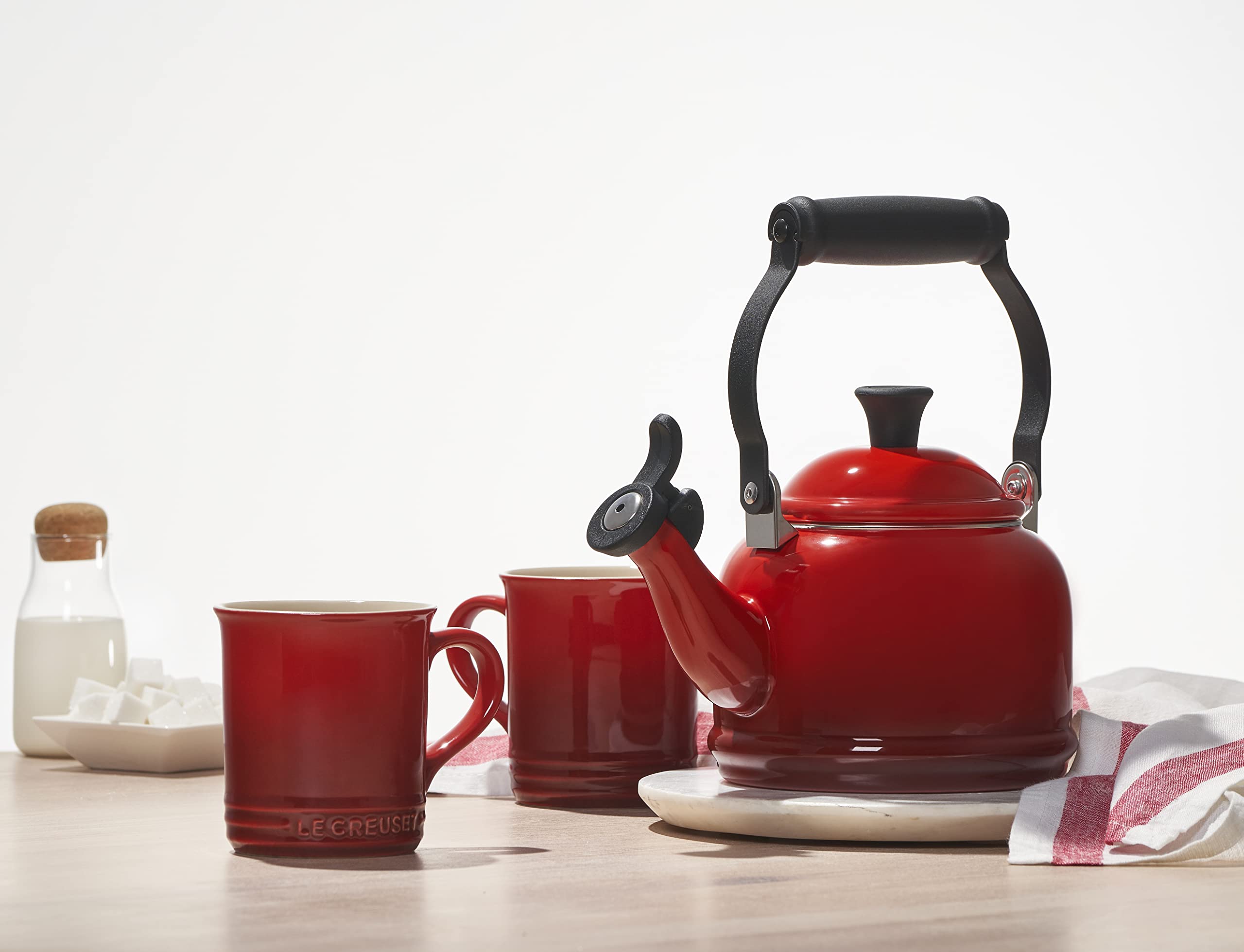 Le Creuset bouilloire en cuisine olive, touche colorée et fonctionnelle