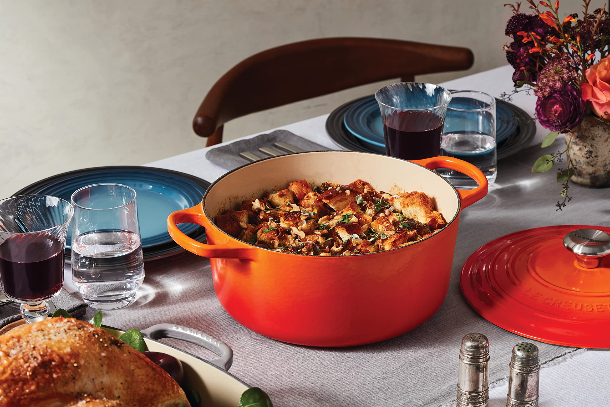 Le Creuset cocotte couvercle avec stabilisateurs internes illustrant circulation de vapeur et maintien d'humidité