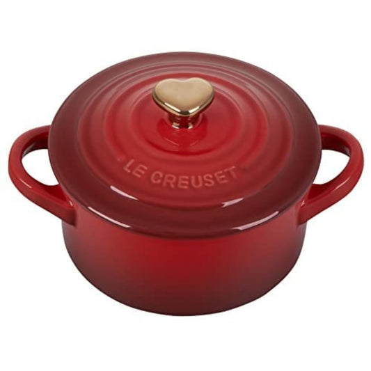 Le Creuset cocotte face Cerise montrant finition brillante et couleur durable